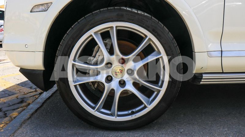 Porsche Cayennes V8 Gcc Accident Free Original Paint 9 Image
