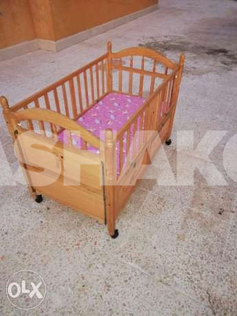 تخت بيبي بيتعلا ويتوطى نضيف خشب ممتاز