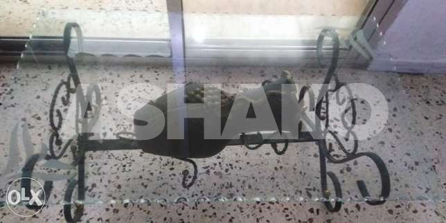 طاولة نص قزاز ١٠ ملم حرافا مزخرفة وقاعدتا ...