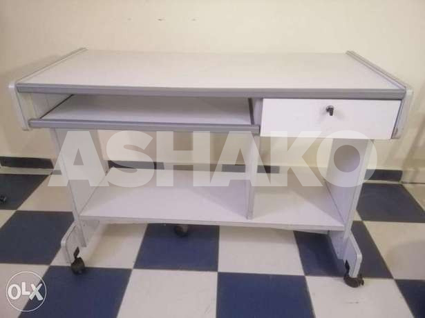 computer desk in good condition