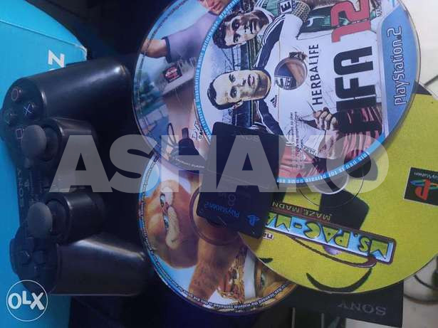 Sony playstation 2 with 4 CDs (75.000LL)