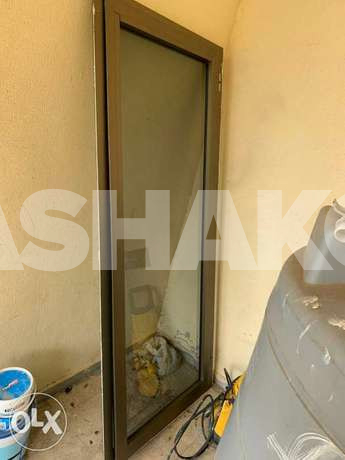 باب الامينيوم بحالة جيدة الطول والعرض٩٠-١١...