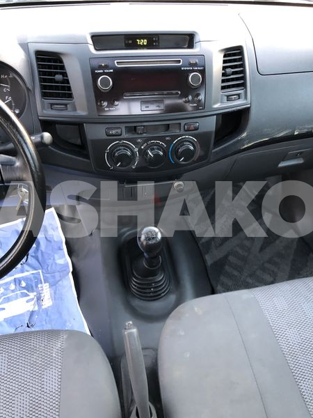 Toyota Hilux - 2.7 - Gcc - 2015 تويوتا هايلكس خليجي قير عادي نظيف جدا 11 Image