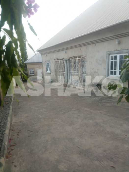 Fully detached 4 bedroom bungalow