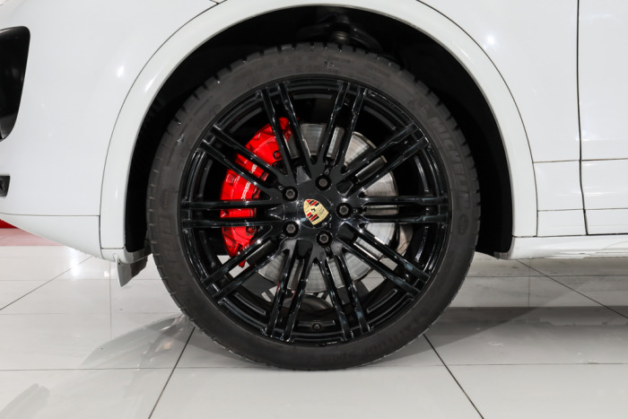 Porsche Cayenne Turbo 2015 White-Red 85,000 Km 7 Image