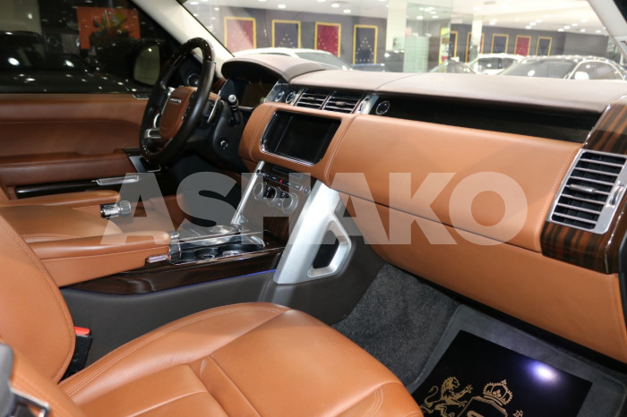 Range Rover Vogue Sv Autobiography, 2016, 49,000 Kms, Gcc Specs, Rear Seat Entertainment Displays 8 Image